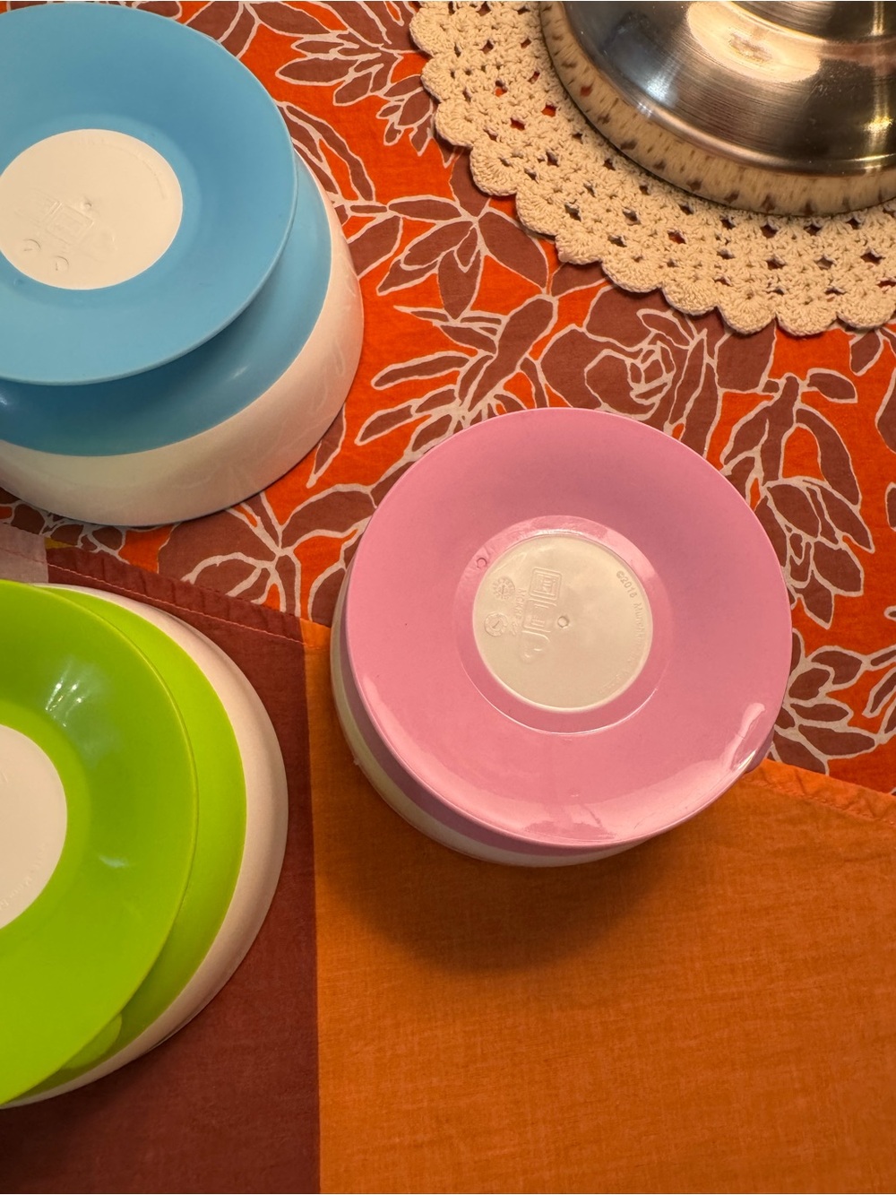 3 Munchkin Stay Put Suction Bowls & 2 Munchkin snack catcher containers - Picture 8 of 13